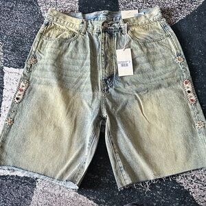 m n m l Men's Green Washed Denim Shorts with Side Embellishments